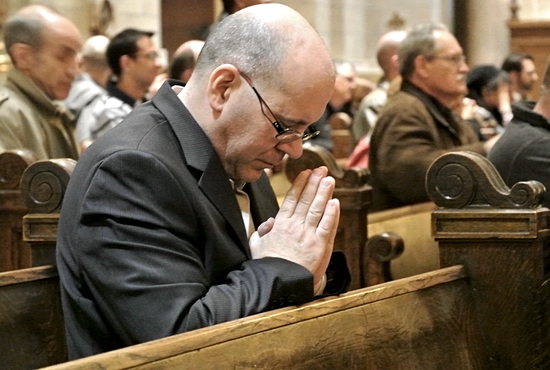 Archbishop John Nienstedt and Deacon Russ Shupe pause for prayer at the beginning of the service. Dianne Towalski / The Catholic Spirit