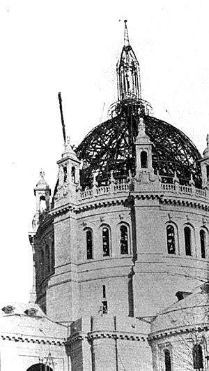 Construction of the cathedral’s dome, pictured in 1914, relied on extensive steelwork.