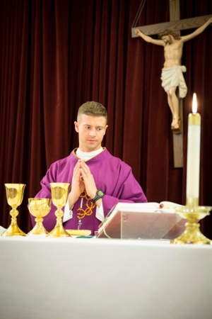 Father Lukasz J. Willenberg celebrates Mass March 7 at one of the Catholic chapels at Fort Bragg in Fayetteville, N.C. Father Willenberg, who holds the rank of captain, is a U.S. Army chaplain at Fort Bragg and trains as a noncombat paratrooper with the 82nd Airborne Division. CNS photo/Chaz Muth