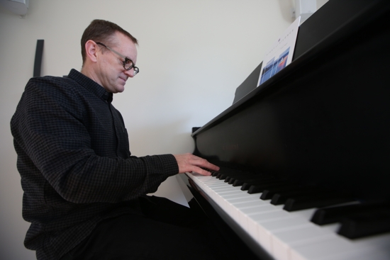 Daniel Kantor plays the Advent hymn “Night of Silence"