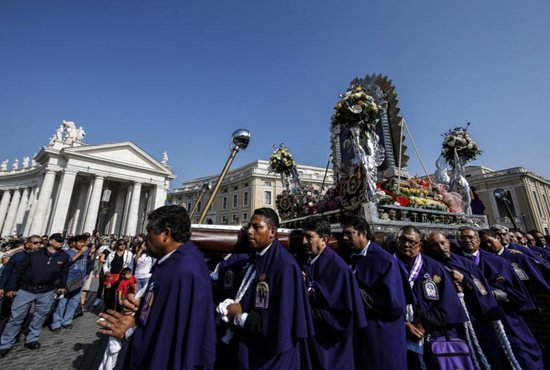Peruvians arrive in St. Peter's Square Oct. 21 to take part in Pope Francis' Angelus at the Vatican. 