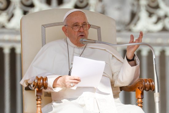 El Papa Francisco habla sobre su viaje de cuatro días a Mongolia durante su audiencia general en la Plaza de San Pedro del Vaticano el 6 de septiembre de 2023.
