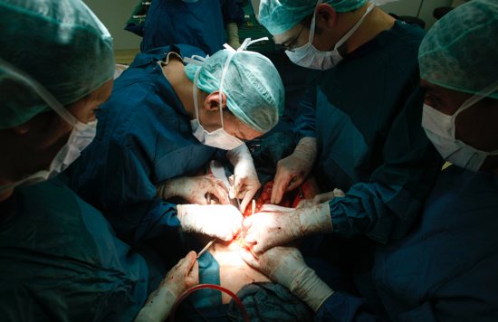 A file photo shows surgeons extracting the liver and kidneys of a brain-dead woman for organ donation and transplantation. The National Catholic Bioethics Center released an April 11, 2024, statement calling for consistent clinical, legal, and ethical standards regarding the declaration of brain death.