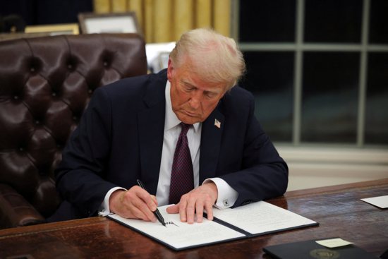 U.S. President Donald Trump signs documents in the Oval Office at the White House on Inauguration Day in Washington Jan. 20, 2025. He signed a series of executive orders including on immigration, birthright citizenship and climate. Trump also signed an executive order granting about 1,500 pardons for those charged in connection with the Jan. 6, 2021, riot at the U.S. Capitol.