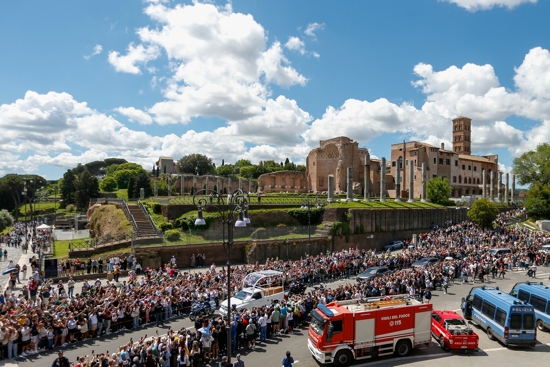 Pope Francis' casket is driven past the Roman Forum on its way toward his burial place in the Basilica of St. Mary Major in Rome April 26, 2025.