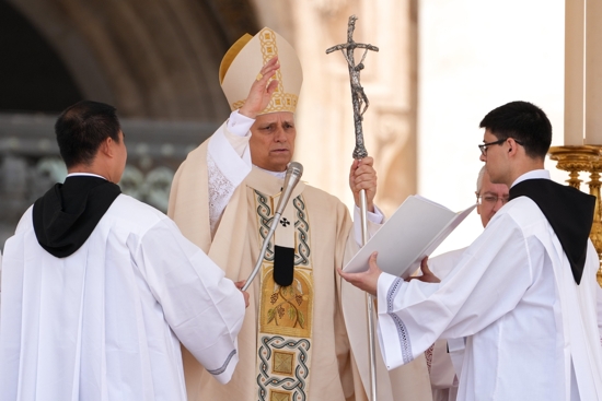 Pope Leo XIV gives his blessing at the conclusion of his inauguration Mass in St. Peter's Square at the Vatican May 18, 2025. 