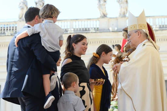 A family presents the offertory gifts to Pope Leo XIV during Mass marking the Jubilee of Families, Children, Grandparents and the Elderly in St. Peter’s Square at the Vatican June 1, 2025.