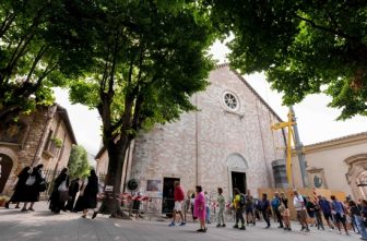 Pilgrims line up outside the Shrine of the Renunciation in Assisi, Italy, Aug. 21, 2025. The shrine, part of the Church of St. Mary Major complex, houses the tomb of Blessed Carlo Acutis, who will be canonized Sept. 7 at the Vatican by Pope Leo XIV.