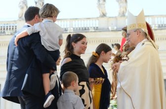 A family presents the offertory gifts to Pope Leo XIV during Mass marking the Jubilee of Families, Children, Grandparents and the Elderly in St. Peter’s Square at the Vatican June 1, 2025.