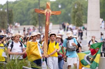 Young pilgrims carry a cross as they walk toward the Vatican during a pilgrimage in Rome, July 28, 2025.
