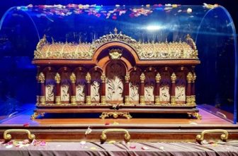 The full reliquary that contains the bones of St. Thérèse of Lisieux will visit the National Shrine of the Little Flower Basilica in Royal Oak, Mich., from Oct. 1-8, 2025, as part of a national tour that ends Dec. 8. Stops include 10 dioceses in California, Oct. 10-30; San Antonio and several Carmels in the South, Oct. 31-Nov. 14; Holy Hill, Wis., Nov. 15-18; Washington, D.C., and environs, Nov. 19-30; Miami, Dec. 1-8.